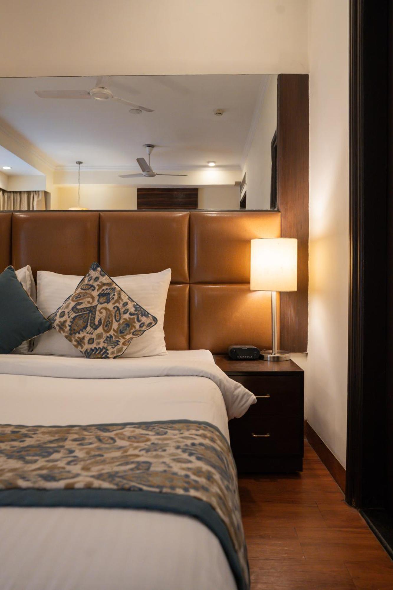 Ahuja Residency Cyber City II Gurgaon Buitenkant foto