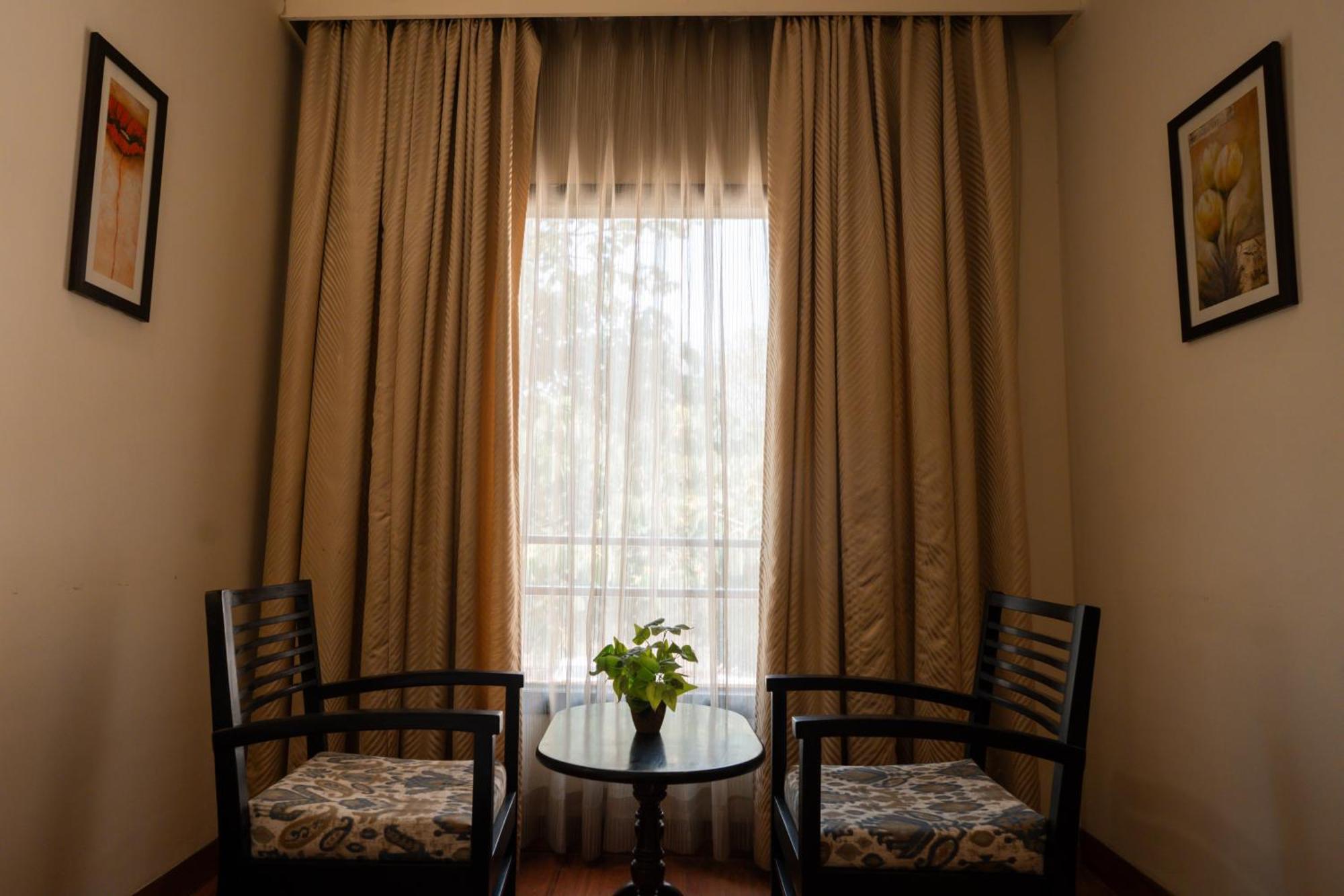 Ahuja Residency Cyber City II Gurgaon Buitenkant foto