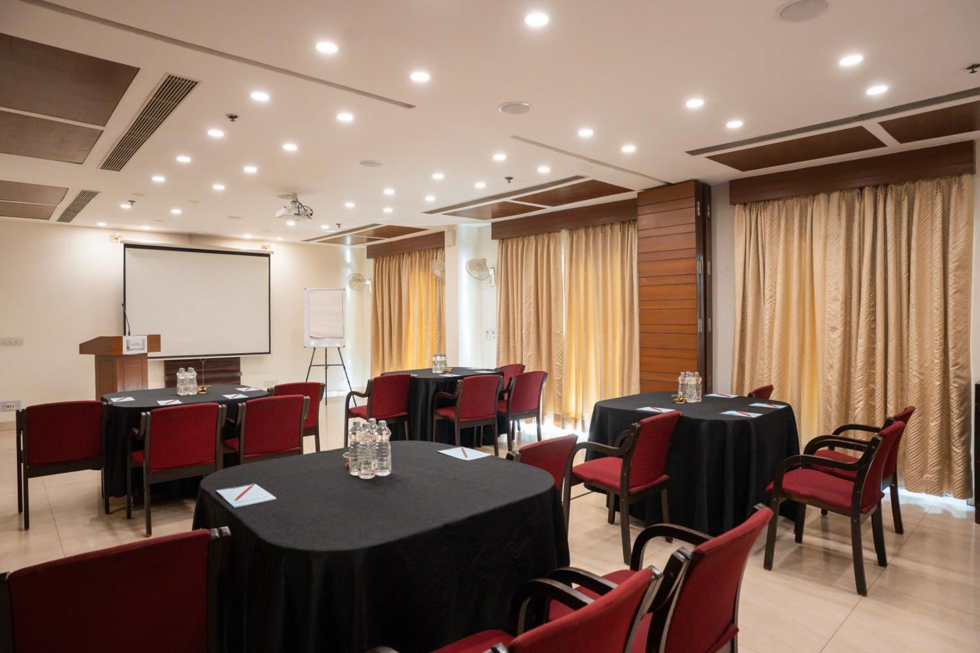 Ahuja Residency Cyber City II Gurgaon Buitenkant foto