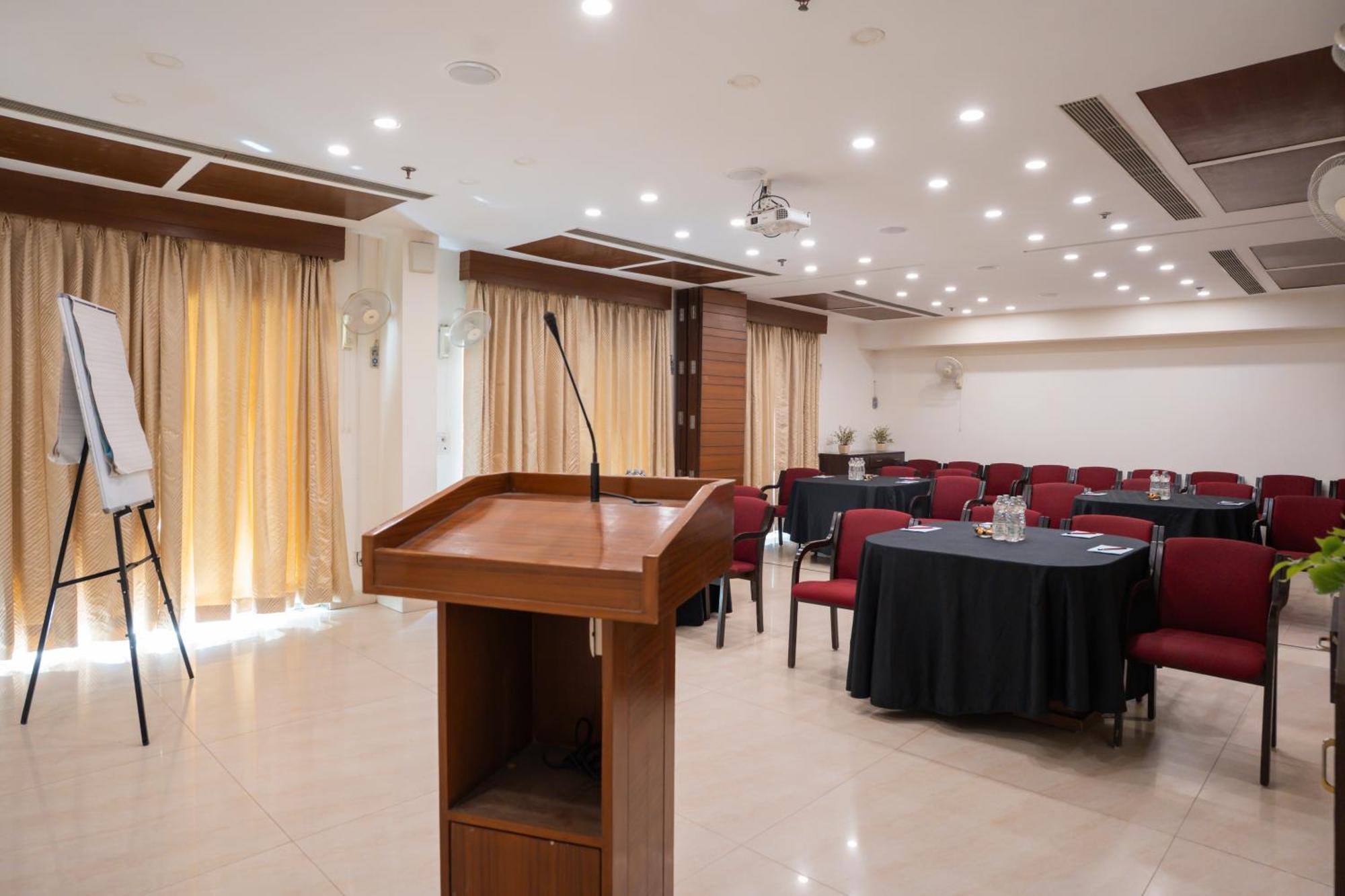 Ahuja Residency Cyber City II Gurgaon Buitenkant foto