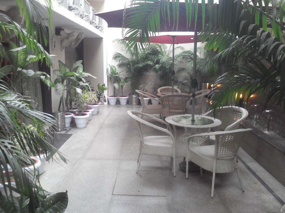Ahuja Residency Cyber City II Gurgaon Buitenkant foto